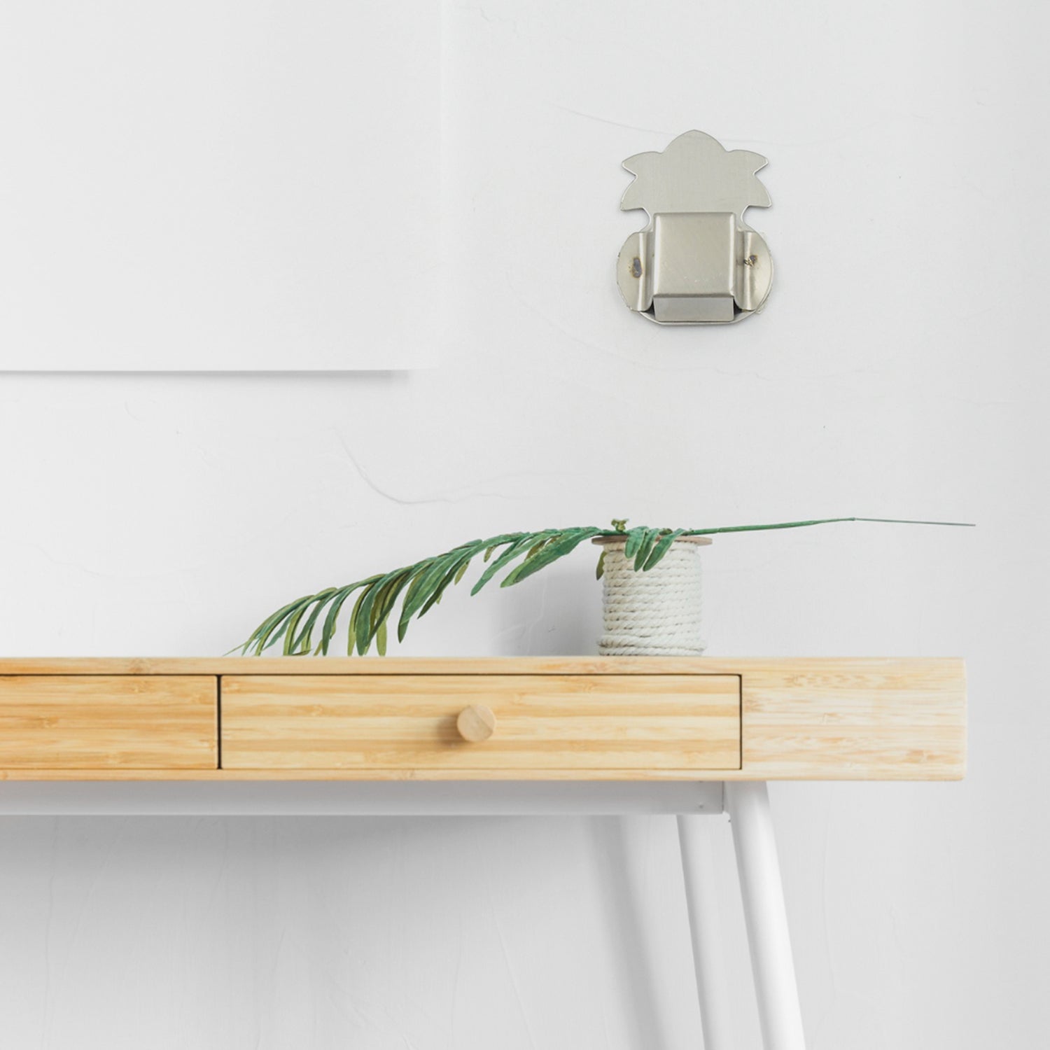 Wall-mounted agarbatti stand in stainless steel Wall-mounted agarbatti stand in stainless steel